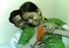 Une fille xxx video femme bronzée avec des seins luxueux donne naissance à un homme marié