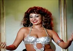Ami, s'il te plaît, une fille avec la langue pour la chaleur du porno femme avec penis crochet dans la cuisine.
