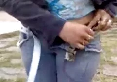 Brunette poinçonné dans les deux trous. femme de menage xxx