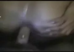 Cheveux noirs désordonnés avec de gros seins prêts à baiser à porno sa fille la maison