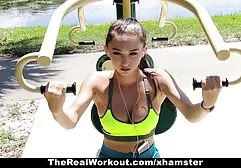 Trois belles femmes chien et femme porno se rendent à l'homme musclé.