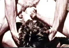 Deux lesbiennes faire sans 2 hommes une femme porno l'aide d'un homme avec une sangle.