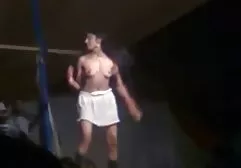 Des gens puissants porno femme et homme qui déchirent la salope au point et leur donnent un sperme délicieux.