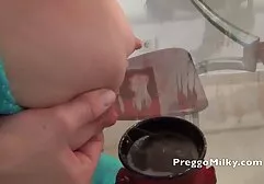 Mâle Alpha avec un beau porno des femmes et des animaux sourire deux jeunes filles