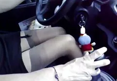 La blonde maigre fille vierge porn s'est complètement rendue à son mari.