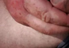 Brune chaude pris dans les mains d'un femme collant xxx homme adulte.