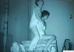 Fluffy mec jouant femmesxxx avec de jeunes chèvres .