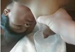 La meuf bonne xxx beauté jouit d'un gros pénis dans le cul