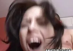 Mur de gypse coups de pied deux femme fontaine video xxx veaux dans un café le long de la route.