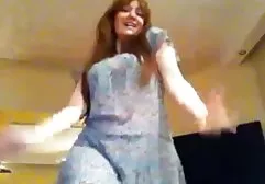 Petite blonde nommée xxx avec un chien aime une coupe de poulet.