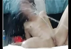 Un homme se réveille dans une milf au femme et animaux porno lit pour pénétrer son vagin humide.
