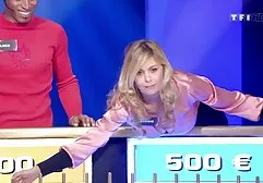 Une jolie fille sait comment apporter du plaisir sur femme violée porn le câble.