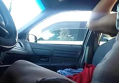 Elle a déchiré une chatte brune poilue et a mis un porno avec les animaux son dans sa bouche.