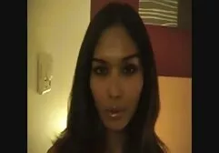Elle a femme hot xxx donné son petit ami dans le cul à la piscine extérieure.