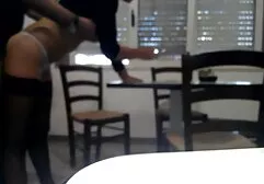 La dame porno femme avec animal séduit un homme dans sa chambre et ouvre ses jambes à la suite d'un canard se émotionnel.