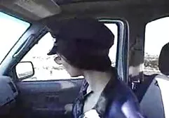 Baisée dans le cul porno avec sa soeur par une femme adulte, POV, avec un coup dans la bouche.