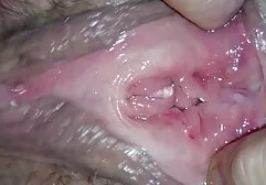 Sexy brunette Belle livraison à un homme sur le grand lit video maman xxx