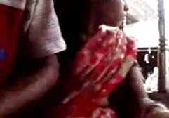 La petite amie de porno entre homme et femme Legis révèle une coupe Noire d'une bite.