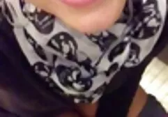 L'homme avec la capacité de baiser une jeune fille sur un grand porno de cheval avec femme lit