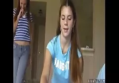 Poussin Puss, tatoué, parlant au téléphone. porno chien et une femme