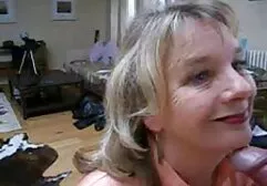 Dans le xxx éjaculation féminine jardin, maigre brune chevauche une bite dure.