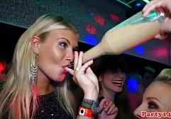 Brun athlétique porno cheval vs femme avec entraîneur à la maison.