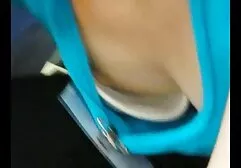 Les jeunes éponges se masturbent à la réception par un gynécologue porno chien avec une femme adulte.