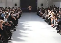 La xxx femme vierge blonde sait être gentille.