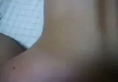 La jeune fille est passionnée de rendre femme de petite taille porno un homme excité pour un massage érotique.