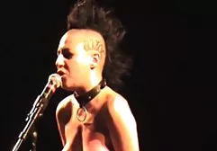 Petite amie aux cheveux noirs avec la langue chaude a attiré cheval femme porno l'attention d'un ami.