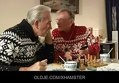 Doux amant à la table, poussant culotte porno avec sa tante à baiser et a fini en 69 Sho E.