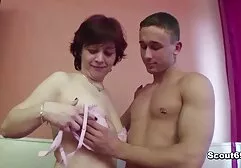 Un jeune couple xxx pour fille baisé devant la caméra faisant toutes sortes de poses.