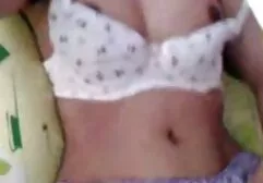 Après lesbienne video porn avoir fini de sucer, il a rampé et s'est livré dans le pain.