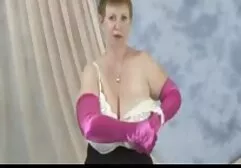 Un chauffeur de taxi femme et chien porno frappe le passager blond dans le cockpit.