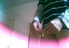 Une jeune blonde avec un appareil photo dans les fille chaude xxx mains.