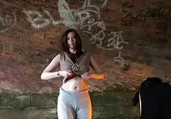 Hardcore femme menage porno mature ne peut pas refuser à deux jeunes hommes d'avoir des relations sexuelles.