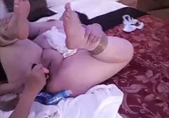 Journaliste Sexy abandonnant dans le vestiaire porno arabe voilée par une équipe d'athlètes.