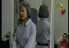 Une femme excitée a enlevé ses sous-vêtements et a commencé à se video xxx salope masturber.