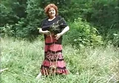 Les hommes baisent deux brunettes maigres sur deux xxx de fille bites.