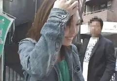 Le secrétaire avec un bon corps doit abandonner porno les chiens et les femmes le patron.