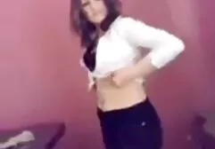 Sex Lass est video xxx salope insatiable en uniforme en s'amusant avec la foule noire